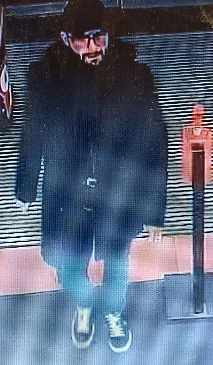 Ukradł słuchawki o wartości 948 złotych, teraz szuka go policja!