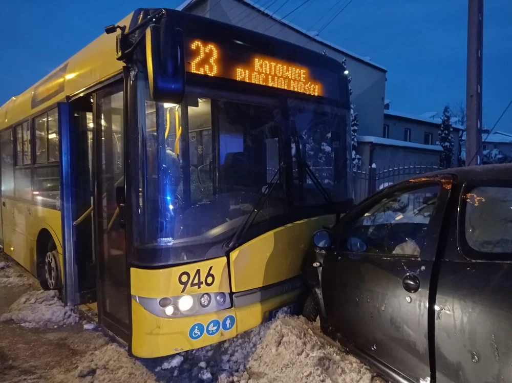Ruda Śląska: Czołówka z udziałem autobusu. Jedna osoba w szpitalu [FOTO]