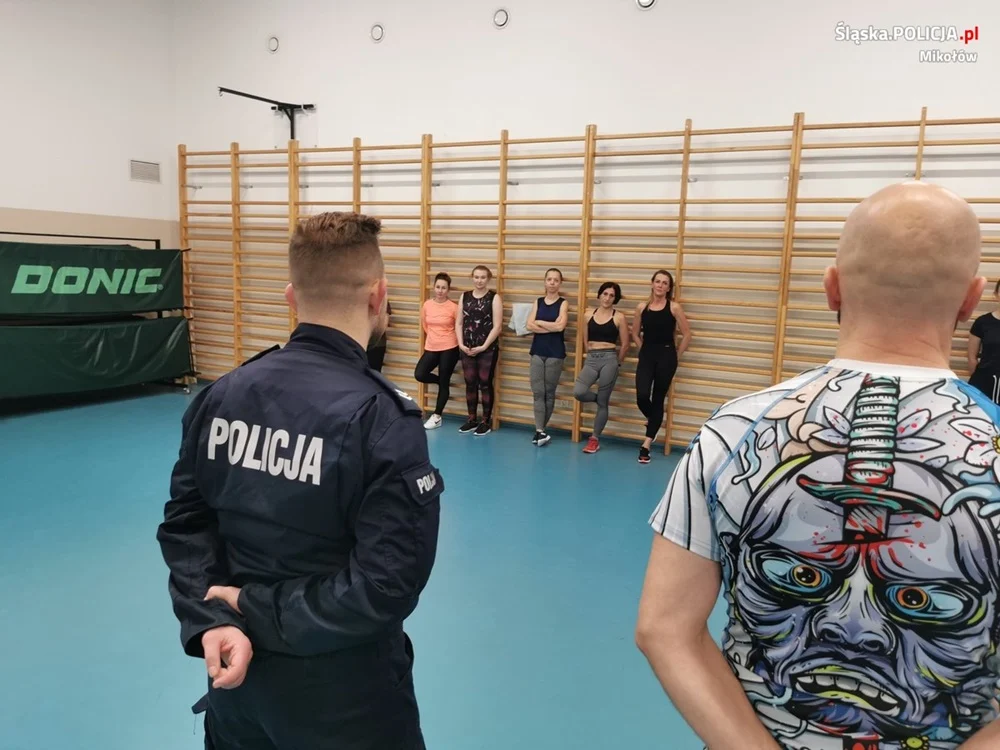 Łaziska Policja gratuluje kobietom ukończenia kursu samoobrony