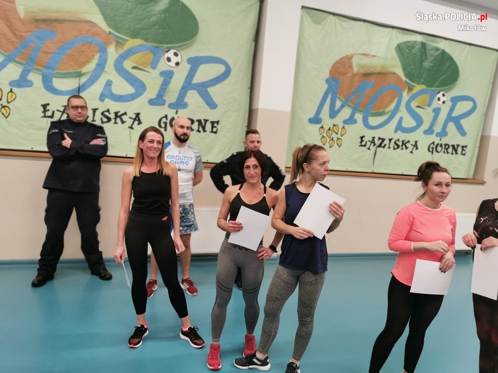 Łaziska Policja gratuluje kobietom ukończenia kursu samoobrony