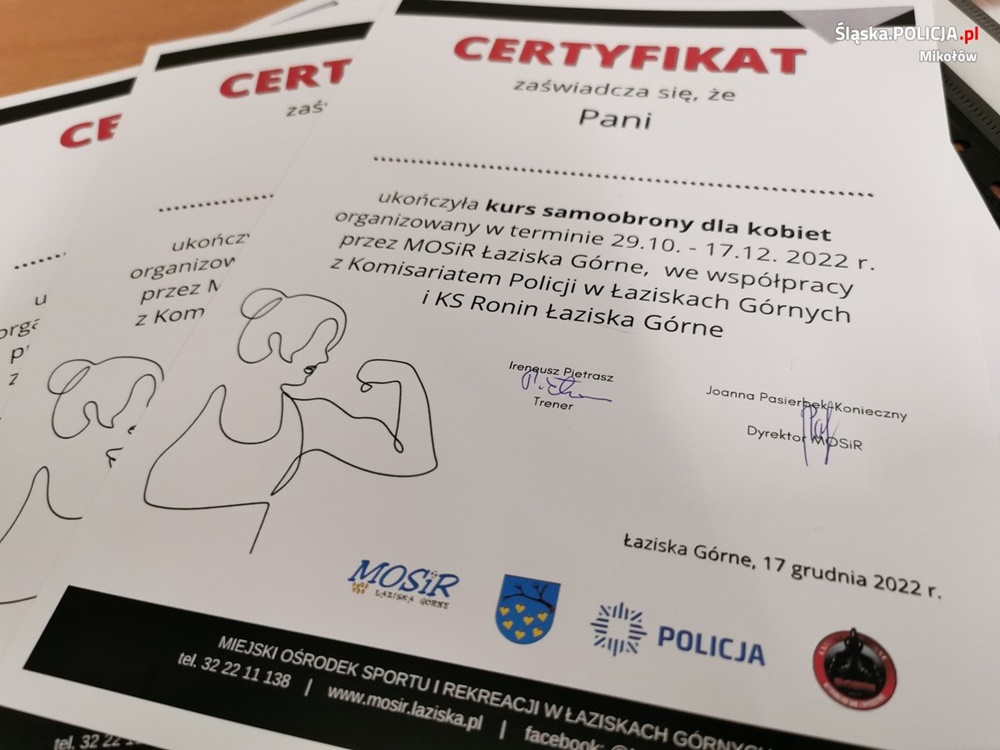 Łaziska Policja gratuluje kobietom ukończenia kursu samoobrony