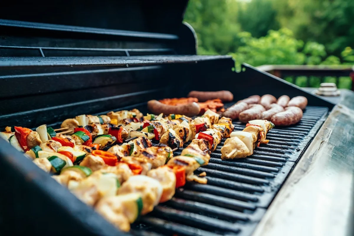 Czym w praktyce różni się grill na gaz od tradycyjnego?