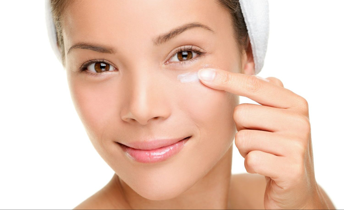 Co robi tonik do twarzy i jak go używać według dermatologów