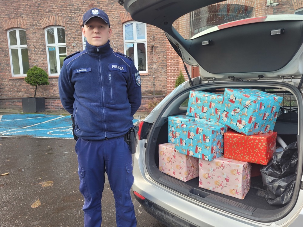 Świąteczne paczki od policjantów i pracowników komendy wyruszyły do seniorów