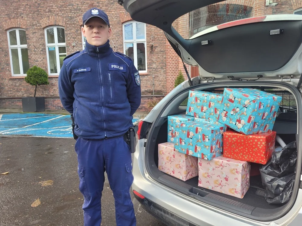 Świąteczne paczki od policjantów i pracowników komendy wyruszyły do seniorów