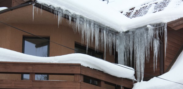 Obowiązek usuwania śniegu z dachu. Sprawdź rozporządzenie Wojewody Śląskiego