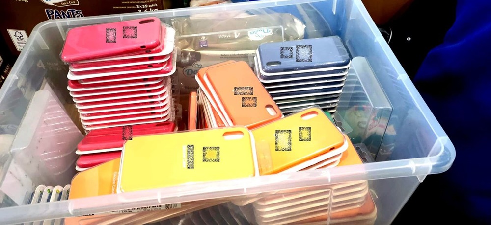 Kilka tysięcy podrobionych akcesoriów do telefonów komórkowych nie trafi do obrotu