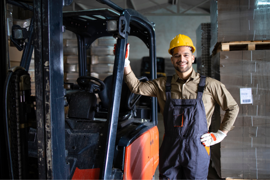 Wózek widłowy nowy czy używany – który wybrać?