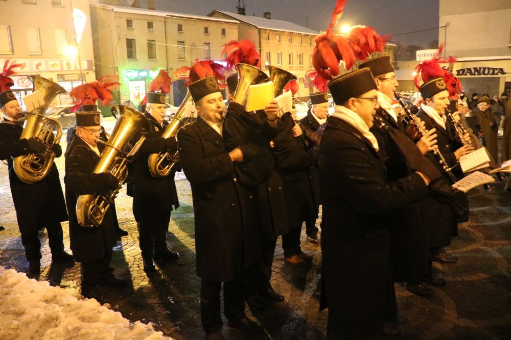 Choinka na Placu Mariackim rozbłysła