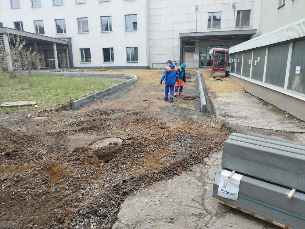 Remont parkingów i podjazdu dla karetek w PCM