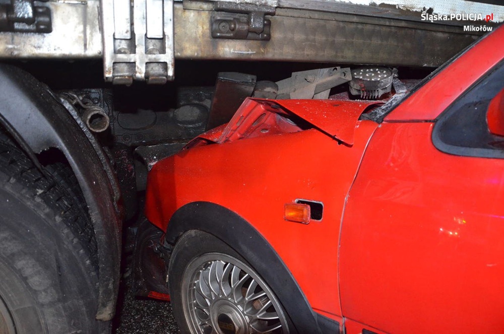 Zderzenie osobówki z samochodem ciężarowym na DK 81 w Orzeszu