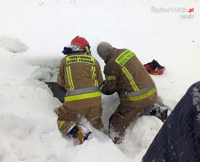 39-latek wpadł do studzienki kanalizacyjnej. Kryminalni i strażacy ruszyli na ratunek