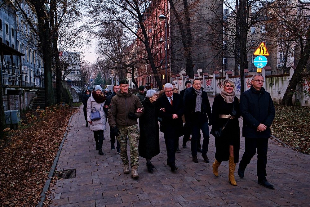 Ławeczka pułkownika Tarnawskiego stanęła przy Alei Przyjaźni