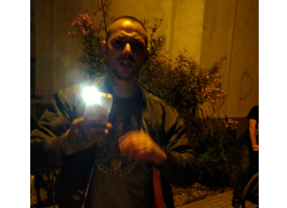 Trwa postępowanie w sprawie uszkodzenia ciała. Poznajesz tego mężczyznę?