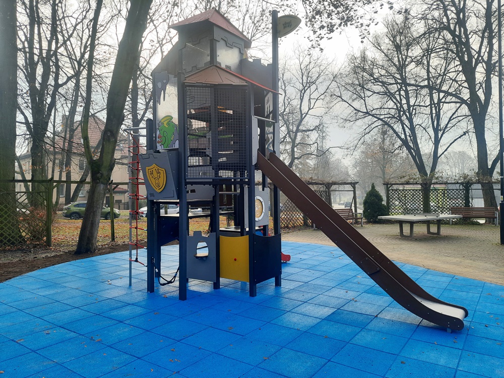 Plac zabaw na placu Grunwaldzkim wzbogacił się o nowe urządzenie