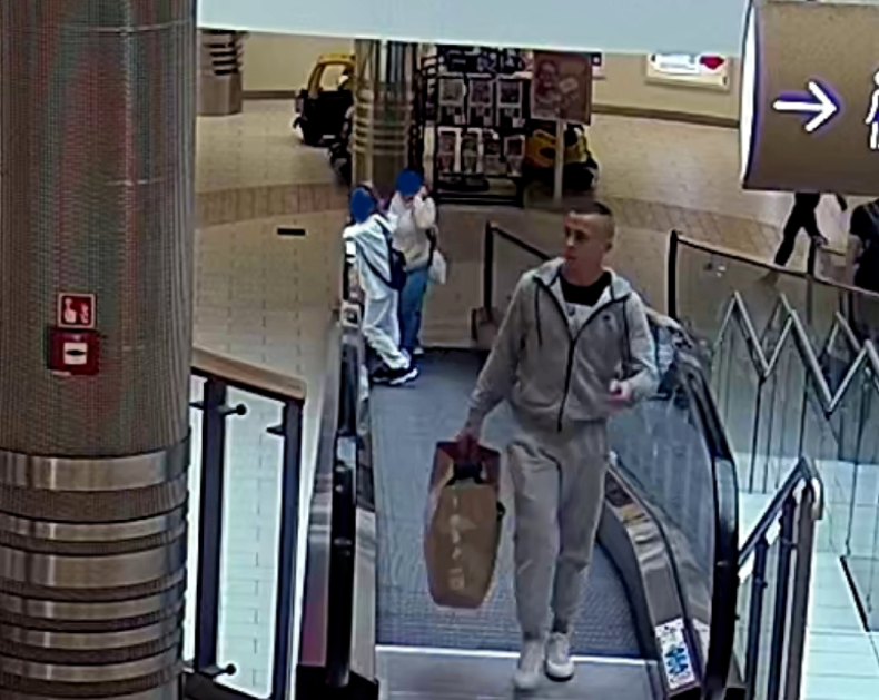 Trwa dochodzenie w sprawie kradzieży perfum w Centrum Handlowym. Poznajesz tego mężczyznę?