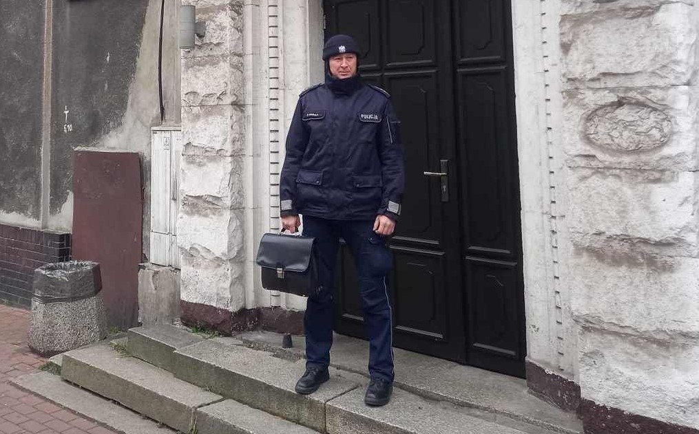 Dzielnicowy zdążył w samą porę. Funkcjonariusz uratował 82-letnią bytomiankę