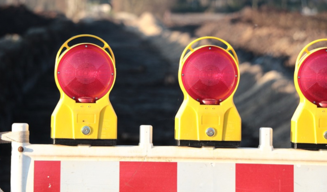 Od poniedziałku dojazd na parkingu przed Pływalnią Krytą zamknięty. Powodem remont torów