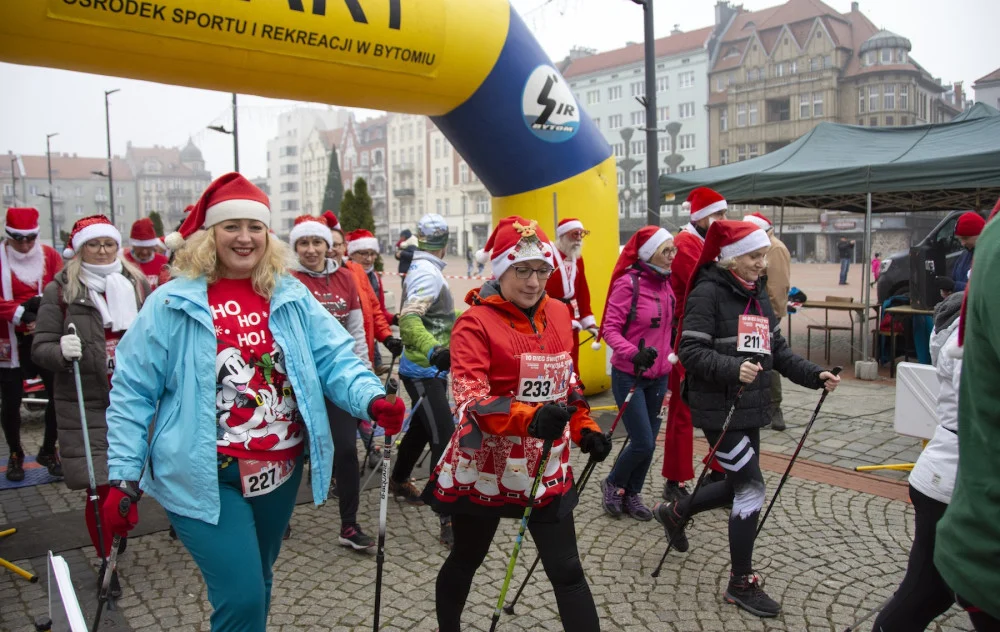 [FOTO] Mikołaje na start. Za nami jubileuszowy 10. Bieg Mikołajów w Bytomiu