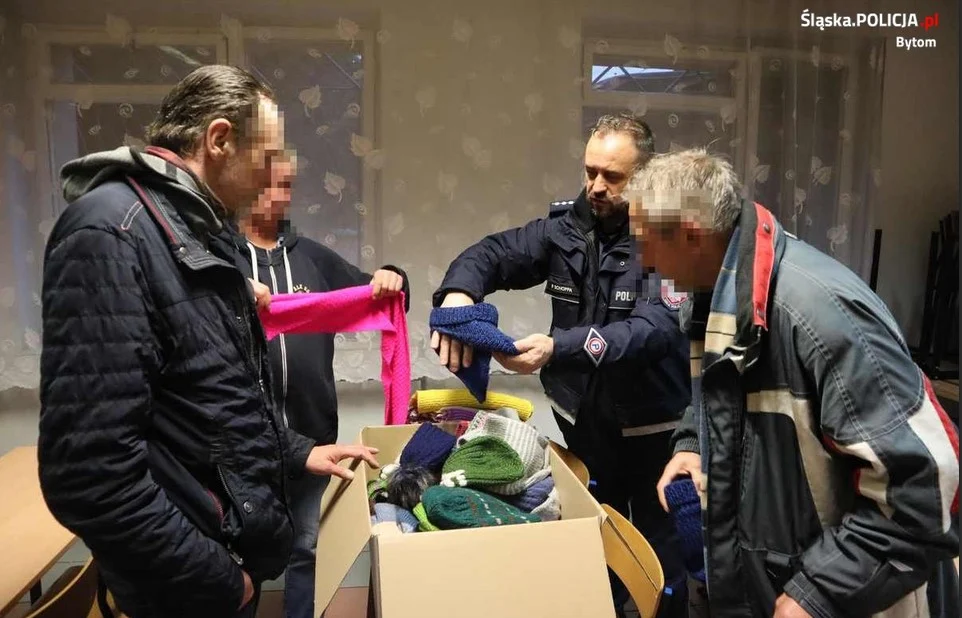 Policyjny Mikołaj zawitał do bytomskiej noclegowni. Bezdomni otrzymali wyjątkowe prezenty