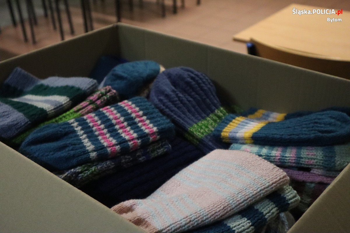 Policyjny Mikołaj zawitał do bytomskiej noclegowni. Bezdomni otrzymali wyjątkowe prezenty