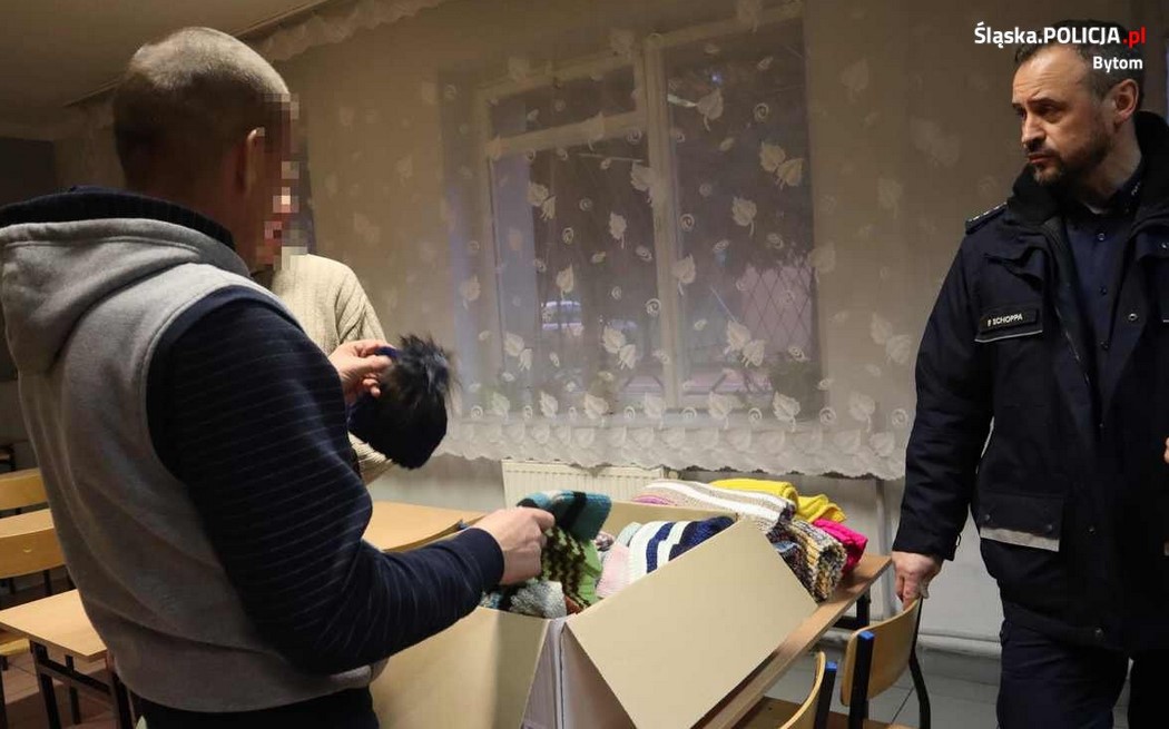 Policyjny Mikołaj zawitał do bytomskiej noclegowni. Bezdomni otrzymali wyjątkowe prezenty