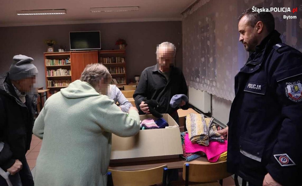 Policyjny Mikołaj zawitał do bytomskiej noclegowni. Bezdomni otrzymali wyjątkowe prezenty