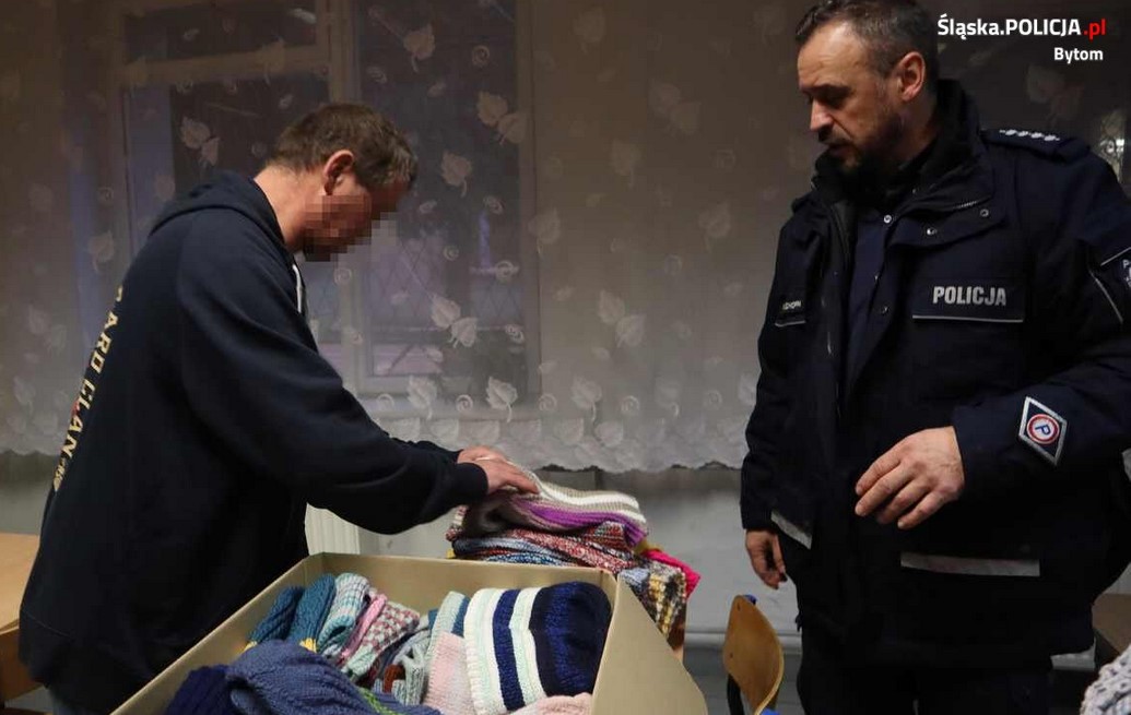 Policyjny Mikołaj zawitał do bytomskiej noclegowni. Bezdomni otrzymali wyjątkowe prezenty