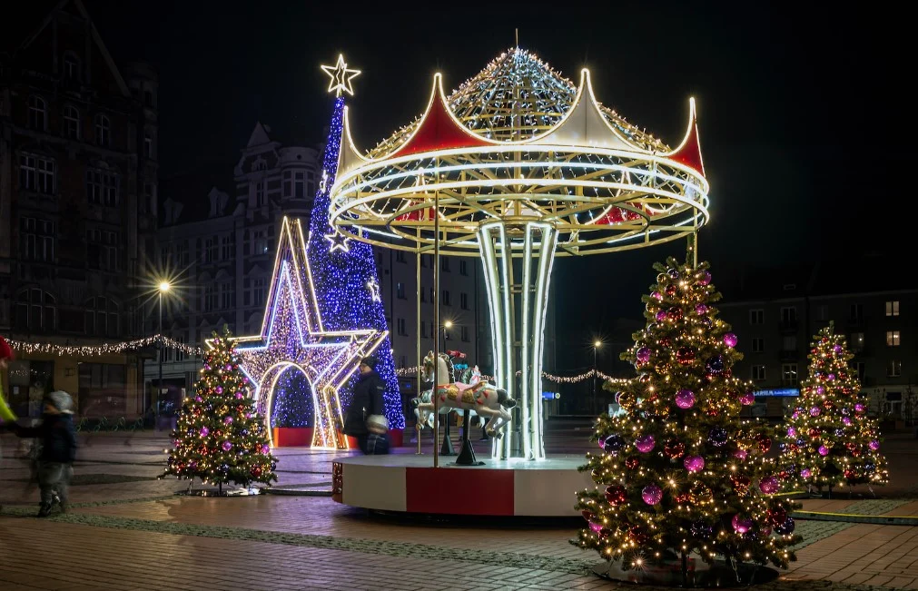 Złodzieje chcieli skraść świąteczną karuzelę na Rynku
