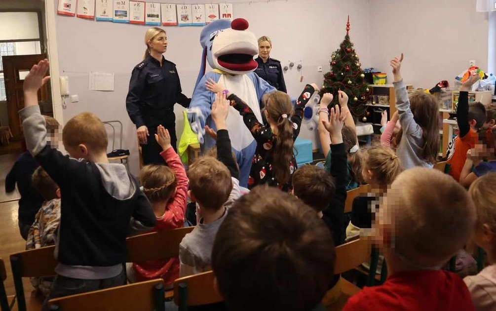 Policjantki i pies „Sznupek” z wizytą w bytomskim przedszkolu