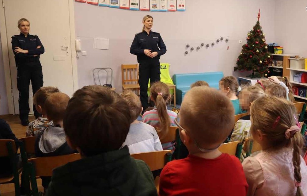 Policjantki i pies „Sznupek” z wizytą w bytomskim przedszkolu