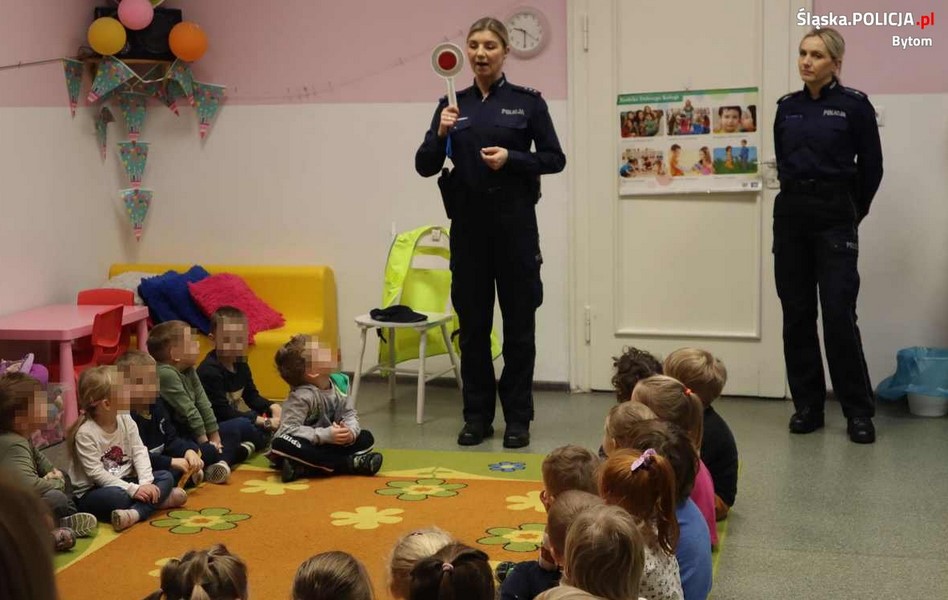 Policjantki i pies „Sznupek” z wizytą w bytomskim przedszkolu