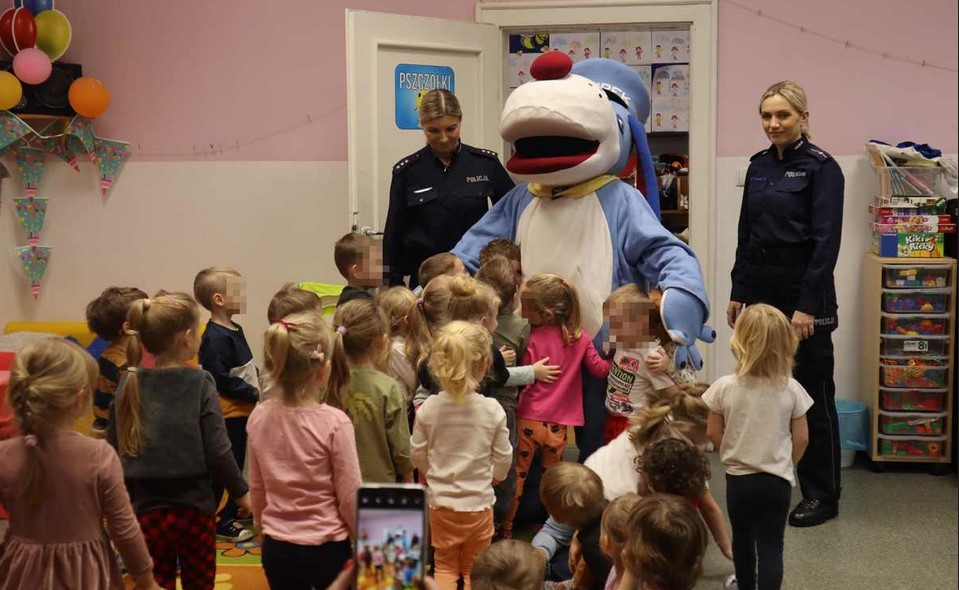Policjantki i pies „Sznupek” z wizytą w bytomskim przedszkolu