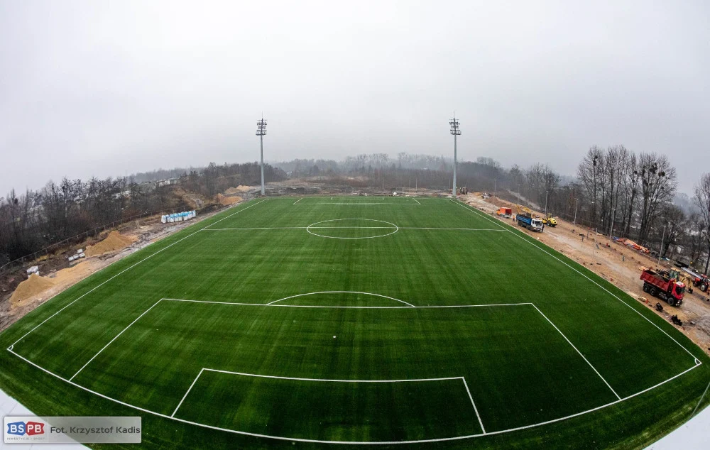 Trwa budowa obiektu piłkarskiego Polonii Bytom. Płyta główna boiska już gotowa [ZDJĘCIA]