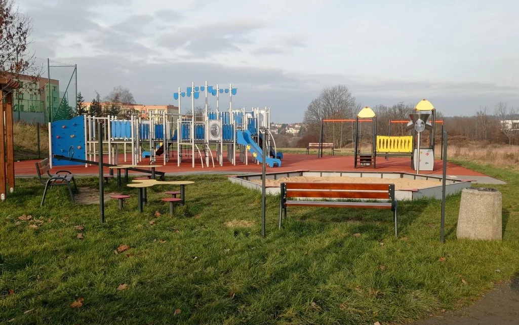 Wandale zniszczyli ogrodzenie wokół placu zabaw przy ul. Hlonda