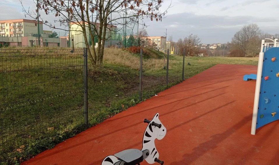 Wandale zniszczyli ogrodzenie wokół placu zabaw przy ul. Hlonda