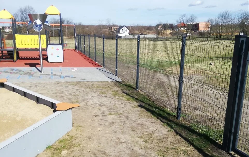 Wandale zniszczyli ogrodzenie wokół placu zabaw przy ul. Hlonda
