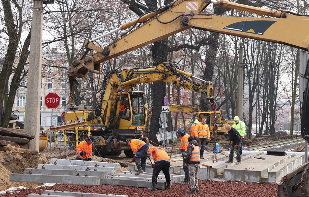Przejazd tramwajowy przebudowany. Dojazd na teren parkingu przed Pływalnią Krytą otwarty