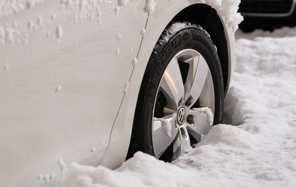 Bytomska policja apeluje do kierowców: Jest ślisko, lepiej zwolnić