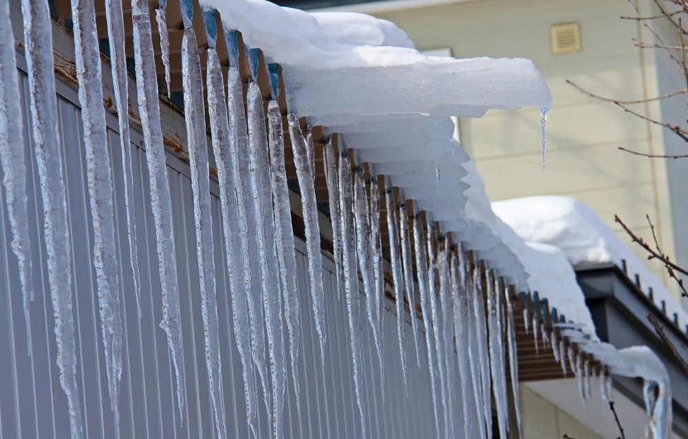 Urząd Miasta w Bytomiu apeluje o usunięcie śniegu i sopli lodu z dachów