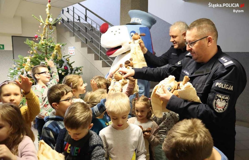 Komendanci ubierali choinkę z przedszkolakami i Sznupkiem