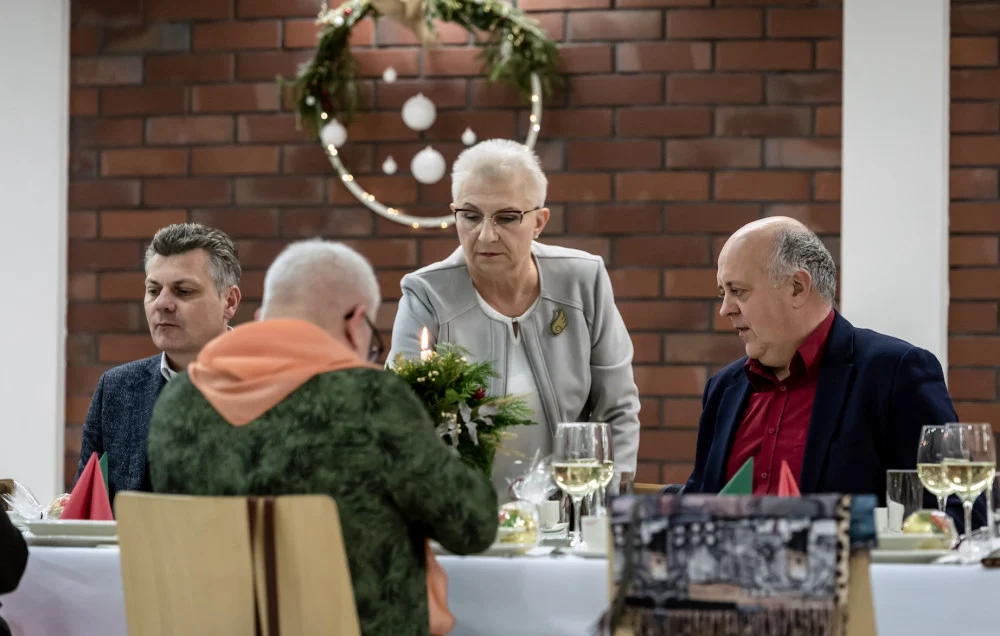 [ZDJĘCIA] Prezydent połamał się opłatkiem z mieszkańcami