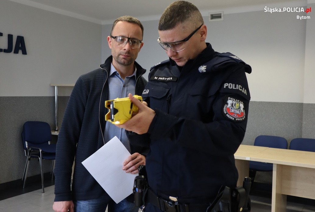 Bytomscy policjanci zdali egzamin - będą mogli używać paralizatorów podczas służby