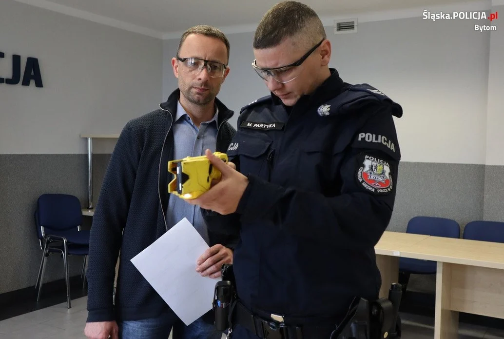 Bytomscy policjanci zdali egzamin - będą mogli używać paralizatorów podczas służby