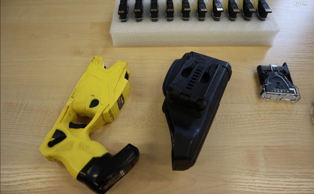 Bytomscy policjanci zdali egzamin - będą mogli używać paralizatorów podczas służby