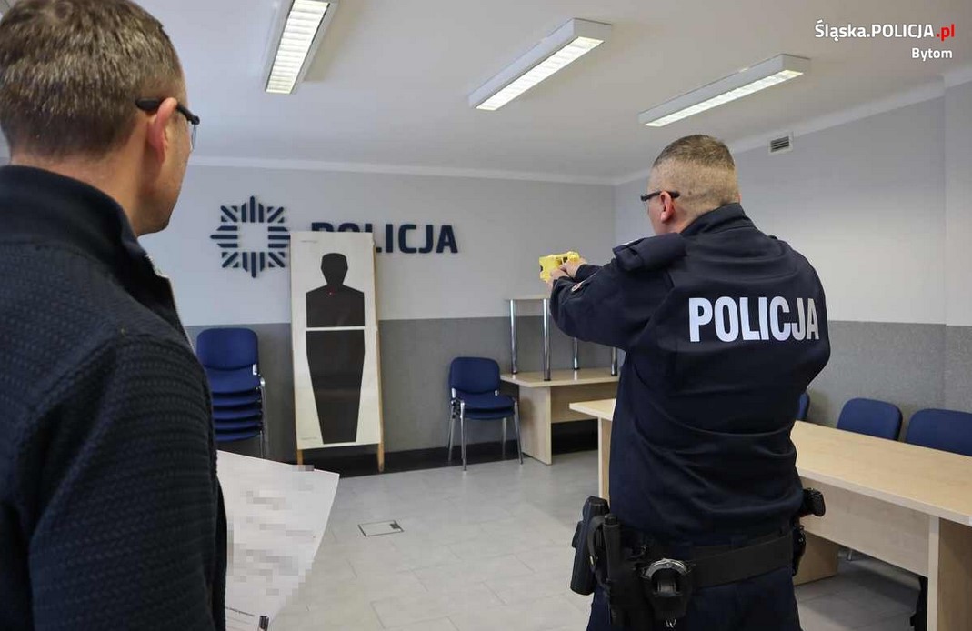 Bytomscy policjanci zdali egzamin - będą mogli używać paralizatorów podczas służby