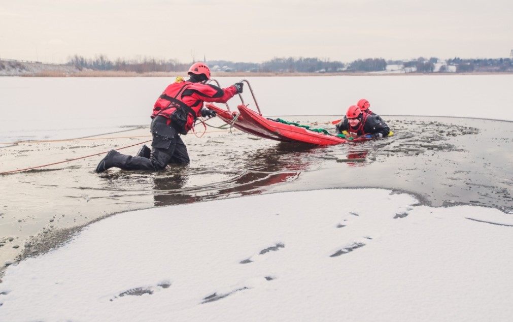 Zachowajmy bezpieczeństwo. Nie wchodźmy na zamarznięte zbiorniki wodne