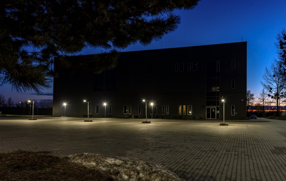 Energooszczędne oświetlenie przed Halą na Skarpie