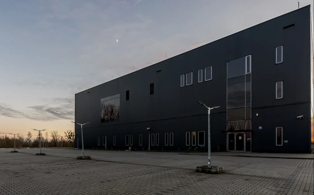 Energooszczędne oświetlenie przed Halą na Skarpie