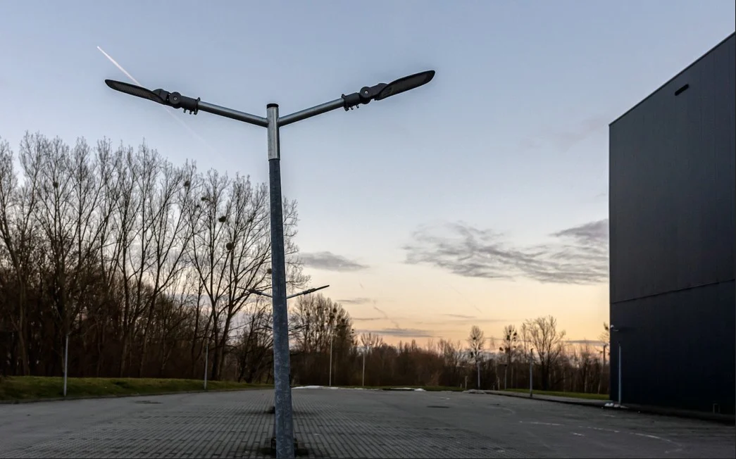 Energooszczędne oświetlenie przed Halą na Skarpie